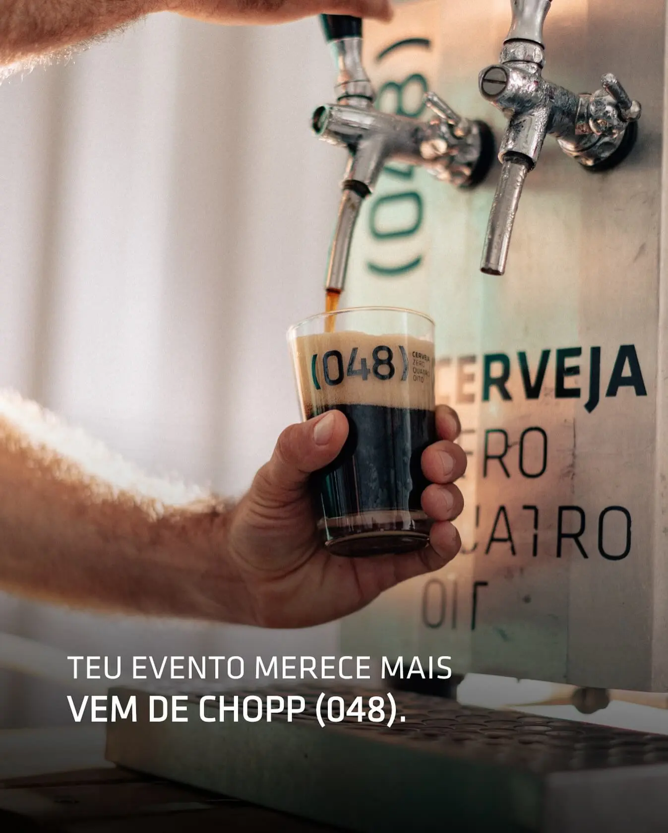 Barril de chopp Zero48 ao lado de uma chopeira elétrica profissional